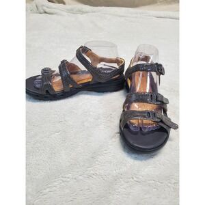NWOT Clarks Gray Tan Leather Strappy Classic Casual Summer Open Toe Sandals 8
